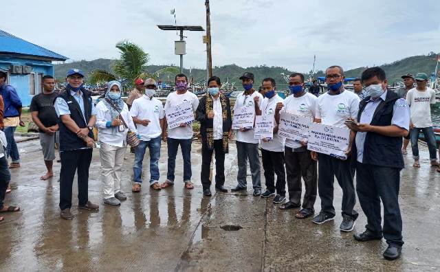 Nalayan penerima bantuan foto bersama